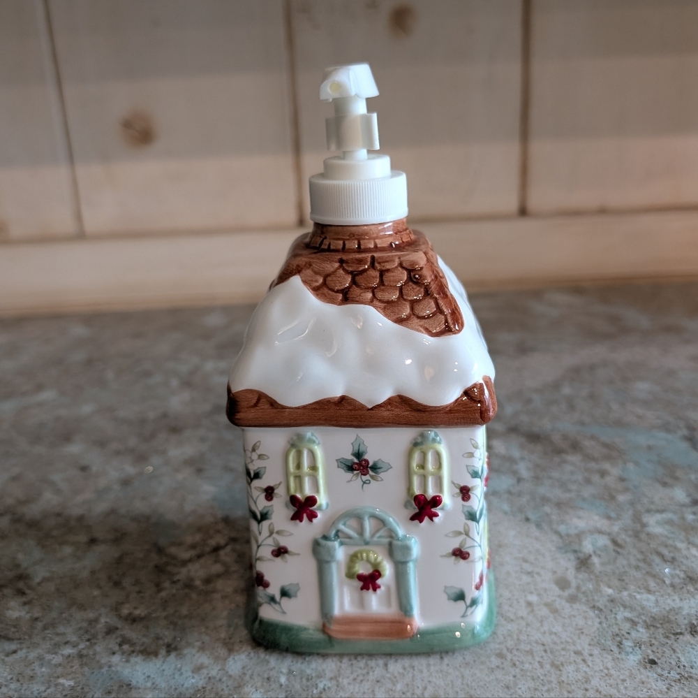 Pfaltzgraff WINTERBERRY Ceramic Soap/Lotion Dispenser Christmas House